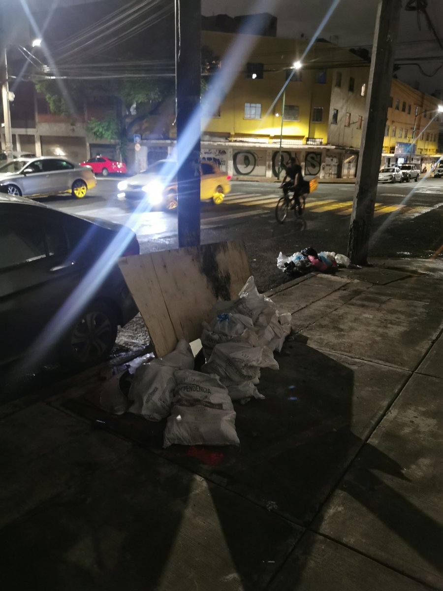 Val860214's tweet photo. @erikayazminrg De weva la gestión se estas fachas PocaMonta mejor ponte a chambear , en la esquina de Dr Erazo y Dr Andrade sin respuesta por parte de @AlcCuauhtemocMx @pcacuauhtemoc @erikayazminrg, sin luz y tiradero de cascajo https://t.co/oJ5FhNvQ8K