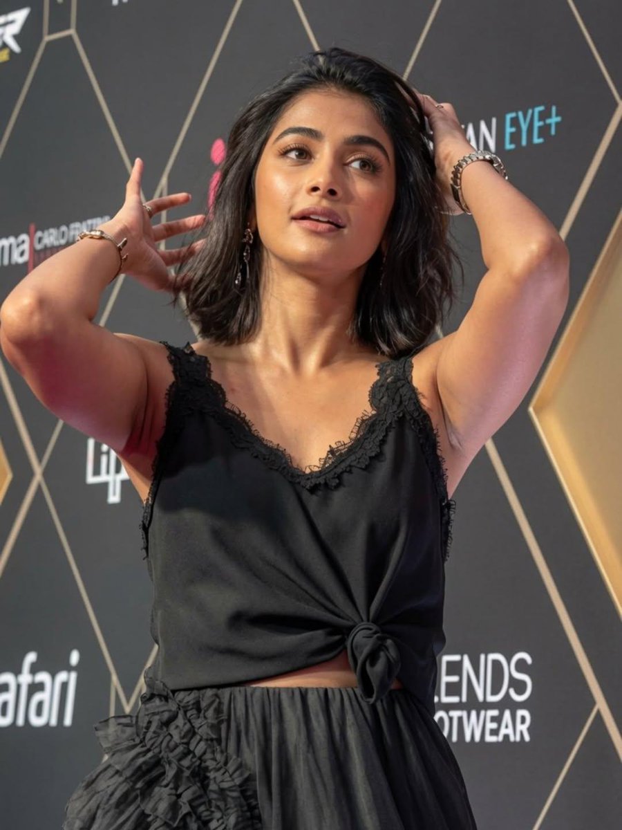 Sareem48's tweet photo. POOJA HEGDE TREAT FOR SHORT HAIR LOVERS!! 🔥🖤

A THREAD 🧵 https://t.co/u4DTav4ME2