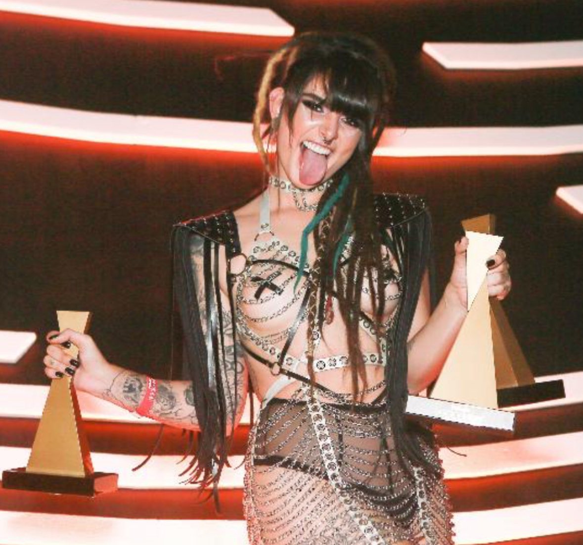 1 pic. #tbt especial 🤎 Esses prêmios tem muito significado: muito trabalho envolvido, horas de dedicação e uma gozada mais gostosa que a outra 🤪 🏆 Revelação do ano LGBT 🏆 Melhor atriz hétero 🏆 Melhor cena homo feminina 🏆 Melhor cena de sexo oral Que venham muitos outros! https://t.co/rwGHMy0JrC