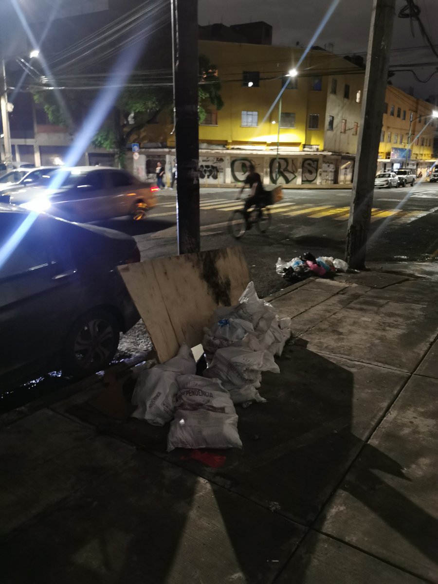 Val860214's tweet photo. @erikayazminrg @AlessandraRdlv Choro... PocaMonta ponte a chambear mejor, en la esquina de Dr Erazo y Dr Andrade sin respuesta por parte de @AlcCuauhtemocMx @pcacuauhtemoc @erikayazminrg, sin luz y tiradero de cascajo https://t.co/wIiNpCdKAX