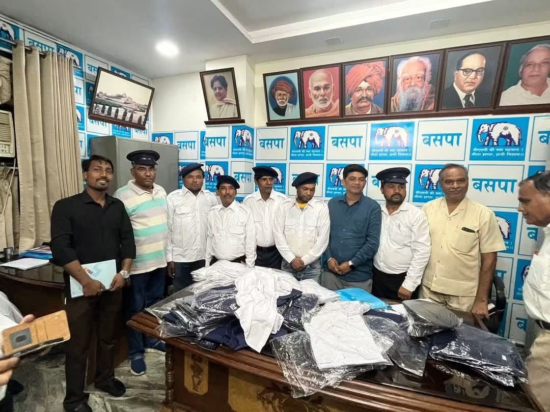 KumarSudeshArya's tweet photo. बहुजन आंदोलन को स्थाई व जमीनी स्तर तक मजबूत करने के लिए बसपा दिल्ली प्रदेश मे बहुजन वॉलंटियर फोर्स के पुनर्गठन की तैयारी

अभी तो ली अंगड़ाई है।
��गे और लड़ाई है।।
#परम_आदर्णीया_बहनजी_जिंदाबाद #जयबसपा जयभारत #जयभीम @Mayawati @AnandAkash_BSP @ramjigautambsp @RAJESHTANW7771 @DalitTime @GauravPalRaj @grok @ajeetpratap_bsp