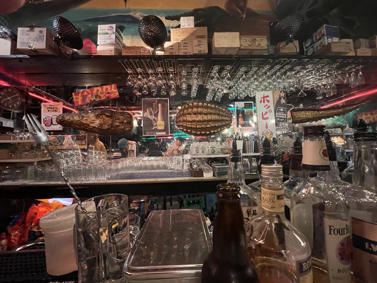 hayasimosuke's tweet photo. @kenso1978 鏡張りのゴージャスライブハウス「原宿クロコダイル」
トークコーナーでスタッフさんが「巻いてー」（急げという意味）とぐるぐる手を回していて、これから全曲やったら何時になるかと思ったら、「未来はパール」は6曲入りでした。
しかし青木さんかっこよかった https://t.co/5UTsei6Vt5