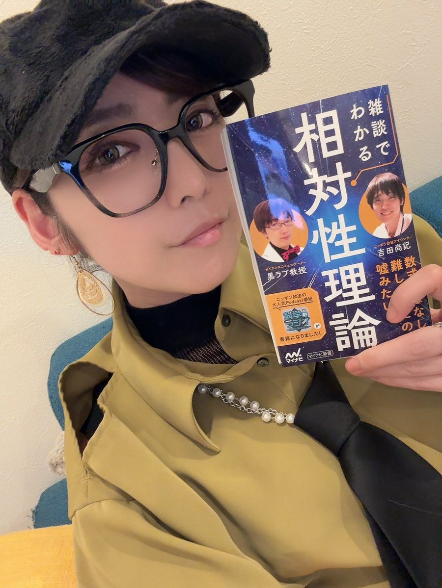 ouse_akira's tweet photo. 昨日は #おしゃべりな本屋 雨の中お越しくださりありがとうございました！

自分が全然知らなかった科学の話が沢山聞けて、大変楽しく快感でした！
よっぴーさんと黒ラブ教授の本もゲットしてこれから知見を広げていこうと思う！📕✨
今回のラインナップもアツい…！📕✨
もやしもん大好き…！

そして「閉店後の本屋でわいわいツアー」旗が大変可愛いです！
人間は旗を持ったら振りたくなる生き物！ᐕ)っ🚩