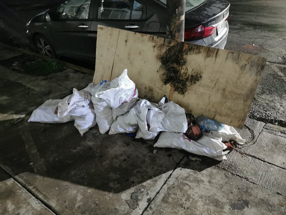 Val860214's tweet photo. @AlessandraRdlv @MLopezSanMartin @letroblesrosa PocaMonta ponte a chambear en lugar de andar de argüendera, en la esquina de Dr Erazo y Dr Andrade sin respuesta por parte de @AlcCuauhtemocMx @pcacuauhtemoc @erikayazminrg, sin luz y tiradero de cascajo https://t.co/JWVmUvB8aT