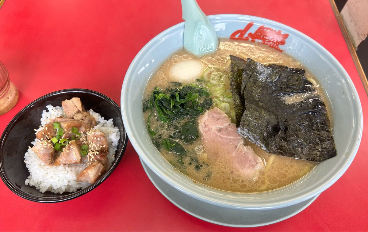 OssanHobbyFish's tweet photo. 雨の合間に入店！
２ヶ月ぶりくらいかな？
エネルギー補給して昼からの納品に備えます
#ラーメン　#山岡家 https://t.co/pq8mBNu6JP