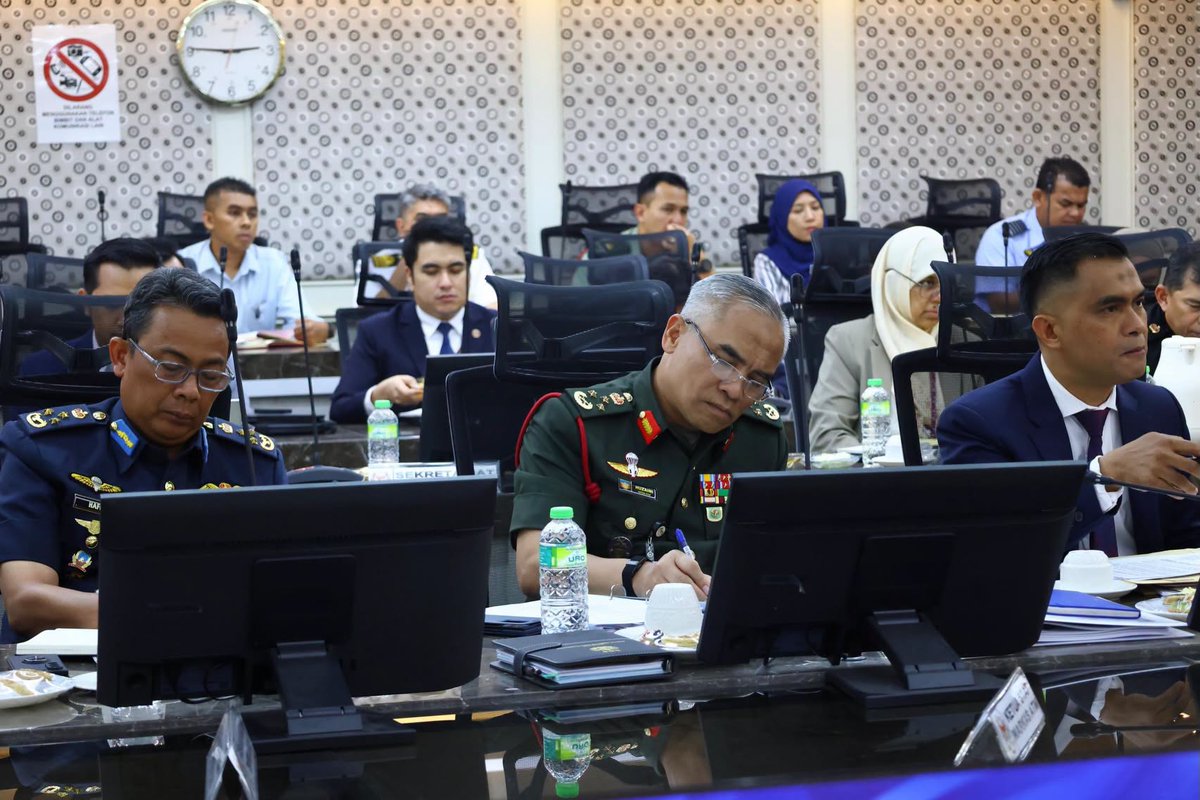 akademisains's tweet photo. Akademi Sains Malaysia (ASM), yang diwakili oleh Presiden, Academician Datuk Dr Tengku Mohd Azzman Shariffadeen FASc, telah menghadiri Mesyuarat Majlis Industri Pertahanan (MIP) Bil. 1 Tahun 2026 yang dipengerusikan oleh Menteri Pertahanan, YB Dato’ Seri Haji Mohamed Khaled Nordin pada 22 Jun 2026. 

Dalam mesyuarat tersebut, ASM mengemukakan syor strategik bagi memperkukuh keupayaan pertahanan negara agar lebih bersedia menghadapi cabaran masa hadapan melalui pemanfaatan teknologi baharu muncul dan disruptif. ASM turut mencadangkan pendekatan Inisiatif Berorientasikan Misi (MOI) sebagai pemangkin pembangunan keupayaan dan infrastruktur pertahanan berteraskan teknologi watan bagi meningkatkan kesiapsiagaan negara dalam mendepani ancaman peperangan hibrid.

Kredit Gambar: Kementerian Pertahanan Malaysia

#ASM #MOI