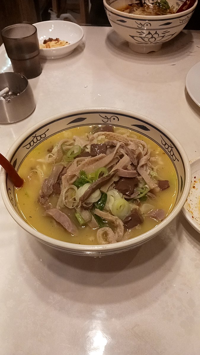 FoodMaster_JPN's tweet photo. 牛肉ラーメン、羊もつの酸辣スープ麺
牛魔王牛肉ラーメン＠上野
上野はガチ中華のお店がたくさんあって楽しくなります。 https://t.co/ZyJZ6PNMR5