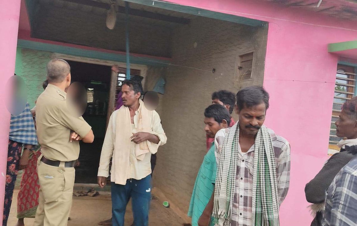 112chitradurga's tweet photo. ID No:2840335 ಚಿತ್ರಹಳ್ಳಿ-ಗೇಟ್ ಪೊಲೀಸ್ ಠಾಣಾ ವ್ಯಾಪ್ತಿಯ ನೇರಳಕಟ್ಟೆ ಗ್ರಾಮದಲ್ಲಿ ಕುಟುಂಬ ಸದಸ್ಯರ ನಡುವೆ ಜಗಳ ನಡೆಯುತ್ತಿರುವ ಬಗ್ಗೆ ಹೊಯ್ಸಳ-04 ರ ಅಧಿಕಾರಿ &amp; ಸಿಬ್ಬಂದಿಯವರು ಶೀಘ್ರವೇ ಸ್ಥಳಕ್ಕೆ ಭೇಟಿ ನೀಡಿ ನಡೆಯುತ್ತಿದ್ದ ಗಲಾಟೆಯನ್ನು ಬಿಡಿಸಿ ಇಬ್ಬರಿಗೂ ಬುದ್ದಿವಾದ ಹೇಳಿರುತ್ತಾರೆ.
@DgpKarnataka https://t.co/NUtSaOlrA0