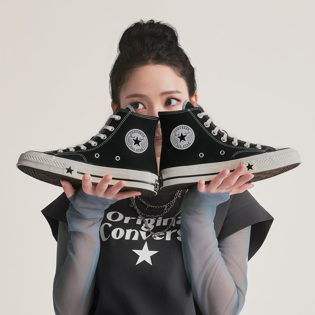 Converse_Kr's tweet photo. 아이콘의 재해석 w. #카리나​

프리미엄 캔버스와 시그니처 스타 디테일, ​
더욱 편안해진 착화감으로 진화한 #척70X 를 소개합니다. ​

#Converse #Chuck70X #컨버스 https://t.co/NT1kPQPYvM
