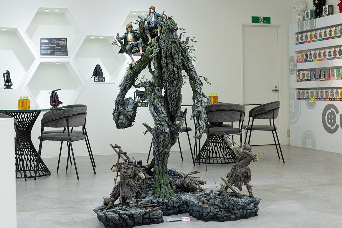 hobbywatch_jp's tweet photo. 「ロード・オブ・ザ・リング」より「木の鬚」が全高約163cmの巨大スタチュー化【NLSXVIII】　メリー＆ピピンを乗せオークを蹴散らす「二つの塔」の名シーンを再現 https://t.co/JbO4o8Gngv #スタチュー https://t.co/aWsyw0kHlu