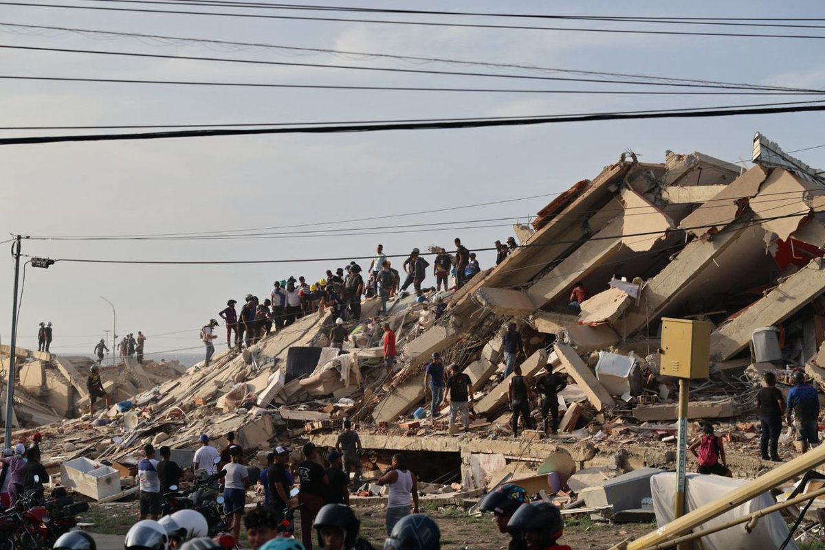 VenteVenezuela's tweet photo. #EnFotos Escombros y mucha gente en las calles buscando a sus familiares. 

Así quedó devastado el estado #Vargas tras los terremotos de hace apenas unas horas en Venezuela. 

¡Ayudemos y activemos nuestras redes de solidaridad! 

#TodosConVzla https://t.co/XocrwlP4Fc