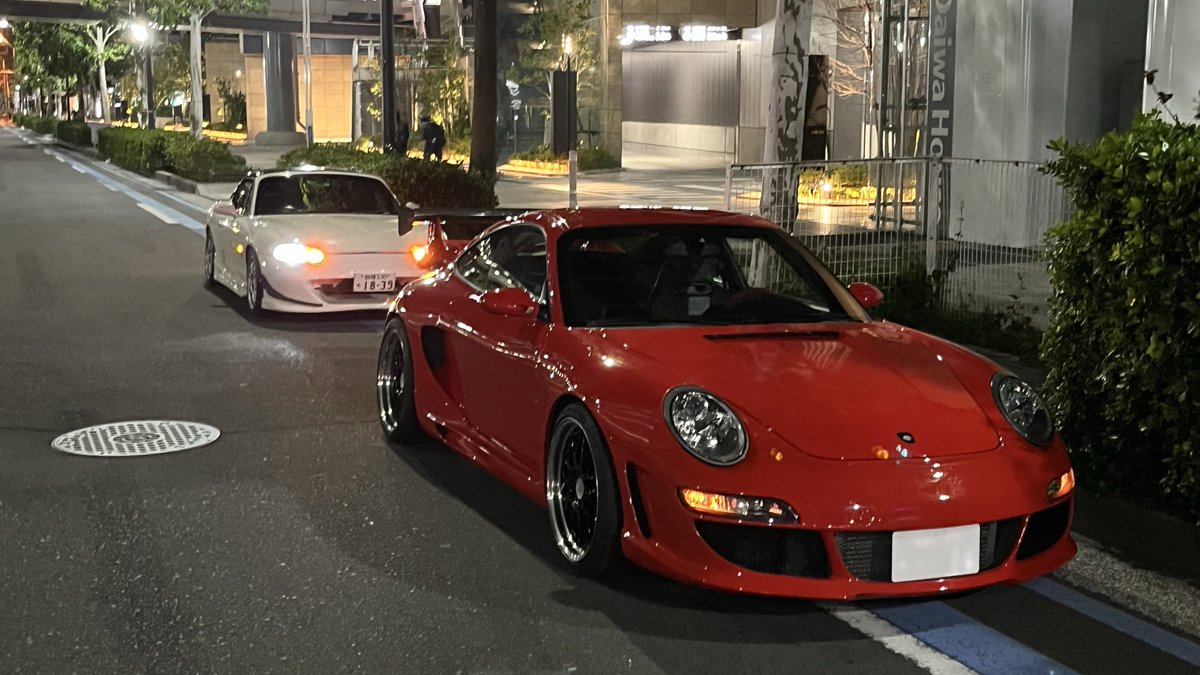 ZoNB99's tweet photo. 1回だけ本物の997アバランシェに乗らせて貰ったけど、衝撃的だった。

ノーマルなのにお腹の底まで響いてくる爆音マフラーサウンド、ツインターボにも関わらず強烈なドッカンターボRRの異次元加速(500ps)

物凄く良い意味でポルシェの大人しさを全て置き去りにした暴力的な車でシビれた。 https://t.co/drEL0g9FNH