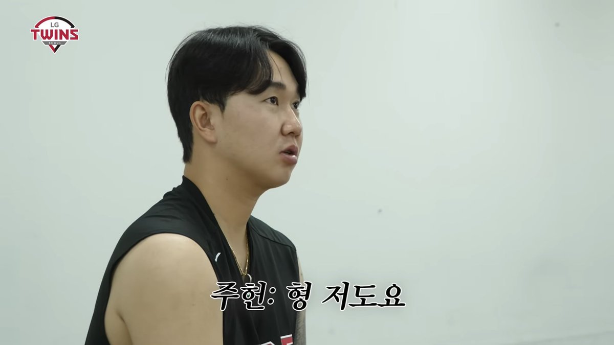 running_jerry04's tweet photo. 존나 웃기네
유영찬 우타자한테 슬라 많이 던져서
주헌이랑 자기 둘다 ‘이번엔 우타자한테 슬라 던지지 말자’ 나름 플랜 짰는데 볼던져서 플랜 망가짐
그래서 플랜B 막던지기로 바꿈 ㅅㅂ https://t.co/PASrmsMbfD