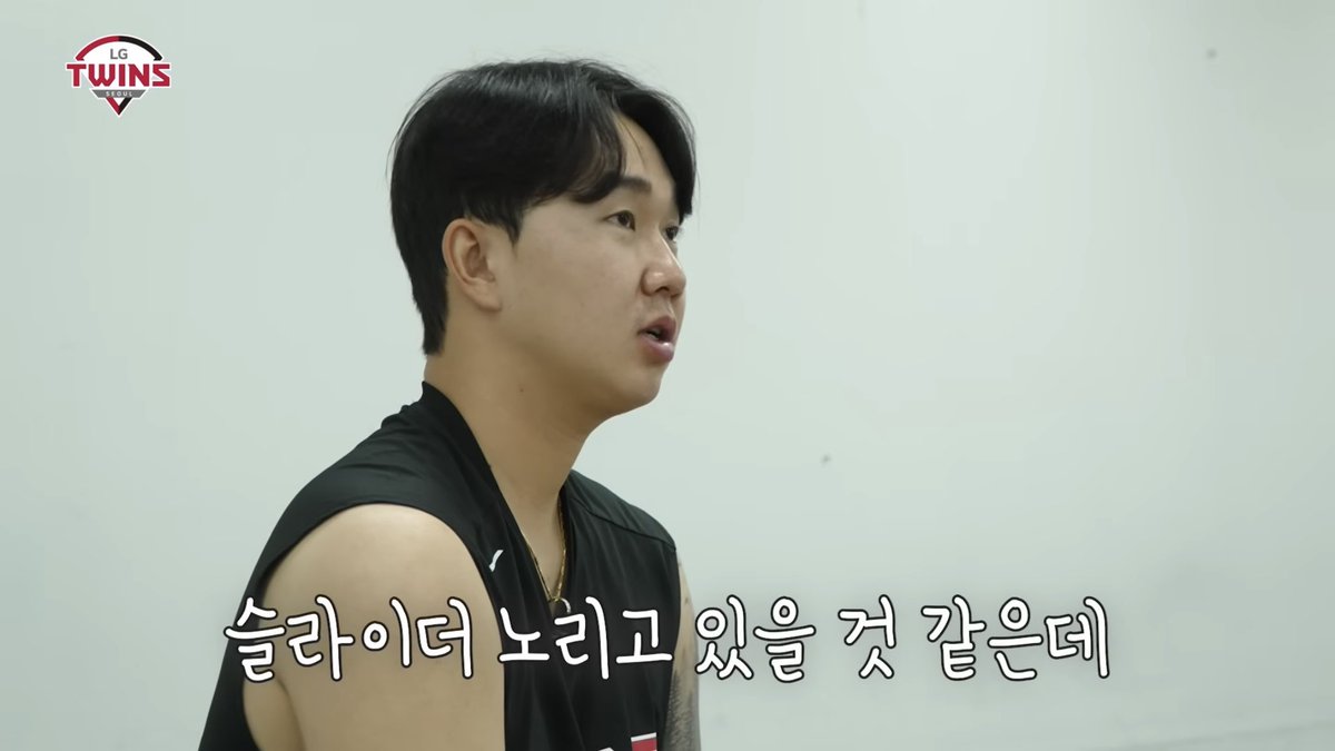 running_jerry04's tweet photo. 존나 웃기네
유영찬 우타자한테 슬라 많이 던져서
주헌이랑 자기 둘다 ‘이번엔 우타자한테 슬라 던지지 말자’ 나름 플랜 짰는데 볼던져서 플랜 망가짐
그래서 플랜B 막던지기로 바꿈 ㅅㅂ https://t.co/PASrmsMbfD