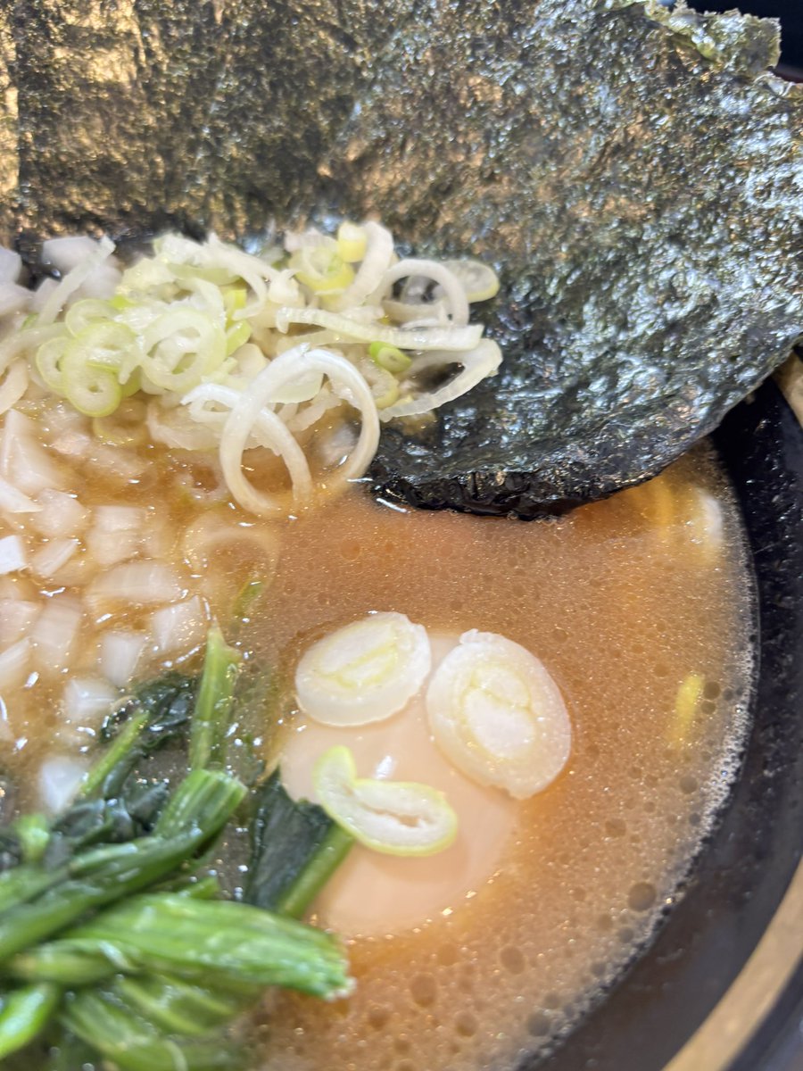 teruteruafu's tweet photo. 『とらきち家 光』
@torakichi_ya 
ラーメン半🍜小ライス🍚玉ねぎ🧅 

㊗️2周年おめでとうございます㊗️
やっぱりこれが最強の一杯🍜です🔥
偶然お隣ヤマコさん🥩飛ばす前に逃げられた🤣
夕方の🍜も楽しみにしてます🤗

奥にレジェンド大量ꉂ🤣𐤔𐤔 https://t.co/k9eII2h4Tq