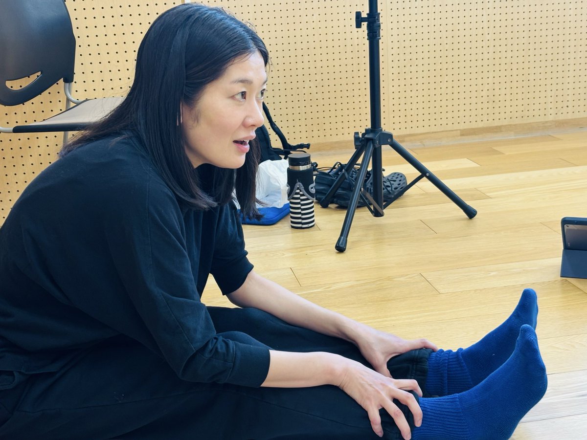 7sayu_ri13's tweet photo. 「明日は最初にキーの確認🎹をしよう」と卓さんと打合わせて周知を忘れてしまい…稽古スタート時に「順番にひとりずつ歌いまーす」と言ったら、いつも和やかな稽古場の空気が一気に緊張感で満たされた。扇田くんは順番までハンガーを弄ったりと、まるで借りて来た猫のお手本のようだった🐈ごめんねー！ https://t.co/Mn5o77jjpS