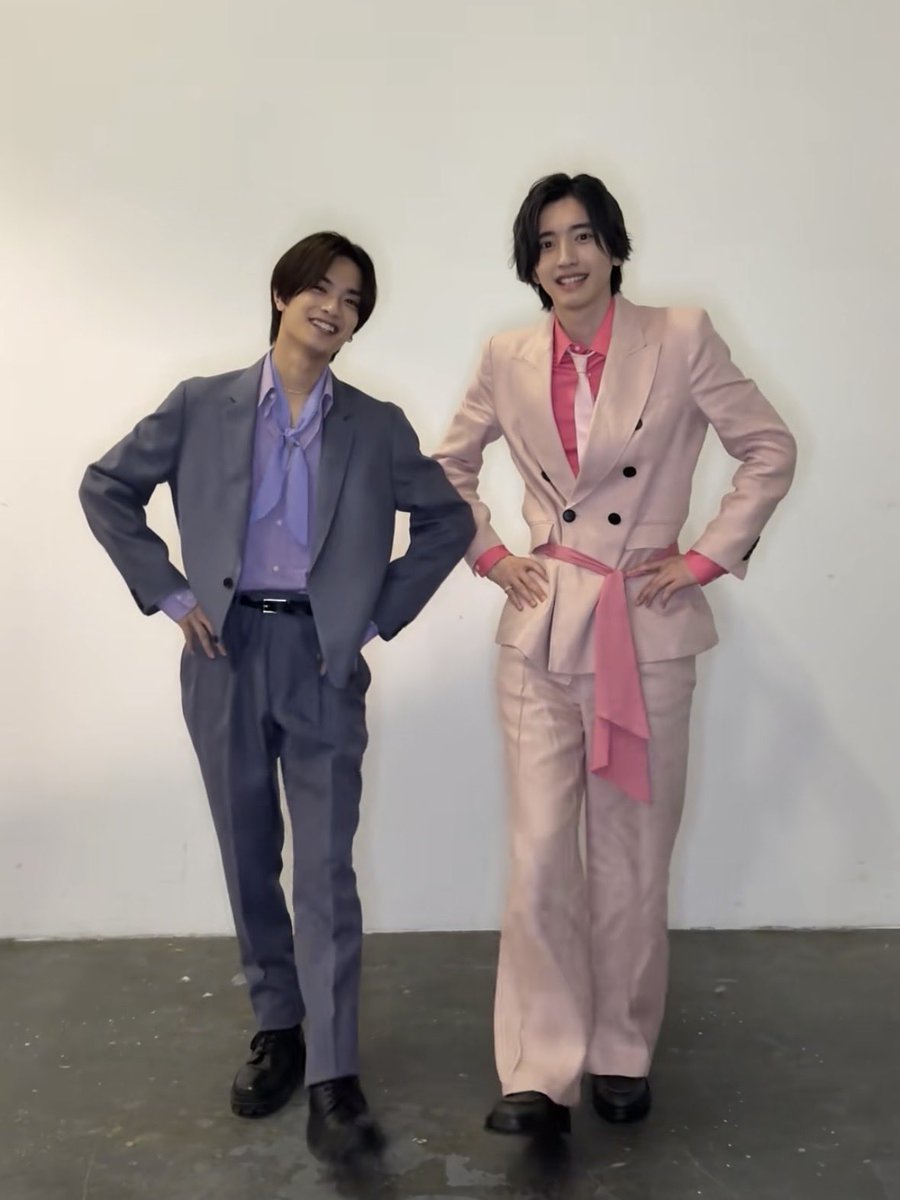 mikyooochan's tweet photo. 3人でも重ならないはずなのに、みちきょへは距離が近すぎるが故に重なっちゃうんだよな。あと自然とフリもシンメになっちゃうんだよな🩷💜 https://t.co/mKXbjRI3Q2