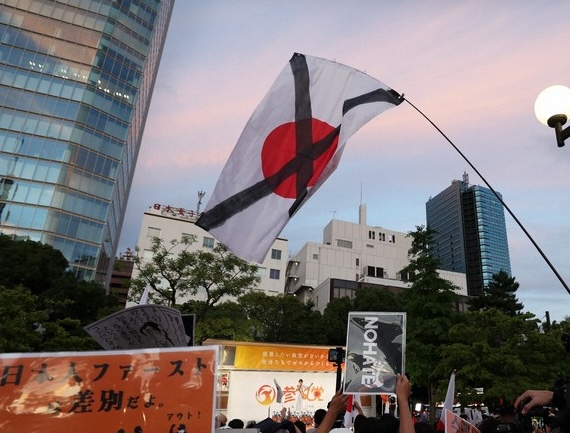 puchikotei's tweet photo. なんで顔に日の丸を描くのが損壊になるのか
解釈が飛躍しすぎてまったく理解出来ない
国旗損壊ってシンプルにこういうことでしょ https://t.co/e0Tib94kvT