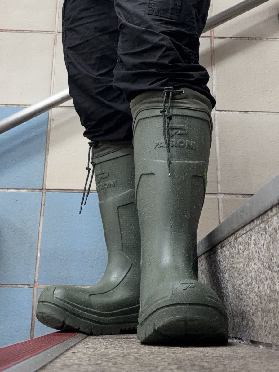 gizacold's tweet photo. 下雨天
那就穿雨鞋出門吧 https://t.co/onb8jupjfi