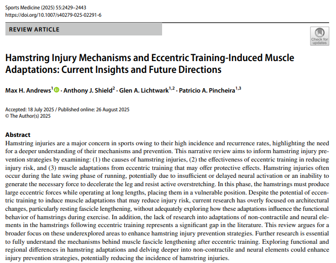 trainer_blog's tweet photo. 【ハムストリング損傷予防：筋トレで“形”を変えるだけで十分か？】

Andrews et al., Sports Medicine. 2025

📌 
・長年の筋力強化にもかかわらず、ハムストリング損傷率は過去20年で減少していない。 
・予防には「筋束を長くする」「筋力を上げる」といった構造の変化だけでなく、神経系や非収縮組織の適応が不可欠。 
・特に注目すべきは以下の3点： 
　① 神経適応：運動単位の動員増、抑制の除去 
　② 非収縮組織：チチン(titin)の剛性、細胞外マトリックスの再構築 
　③ 腱の特性：腱の適度な「たわみ」が筋線維への急激なストレッチを吸収する

⚠️ 研究デザイン：ナラティブレビュー

💡 
ノルディック・ハムストリングなどのECCが有効なのは間違いありません。
しかし、その効果は単に「筋肉を長く、強くした」からだけではないかもしれません。
これからは、安静時の筋肉の見た目（MRIやエコーの静止画）を良くするだけでなく、「スプリント中の強烈な負荷に対して、神経が瞬時に反応し、腱や結合組織がショックを吸収できているか」という機能的な視点が重要になります！

🔗 https://t.co/s0fbyJfJVR