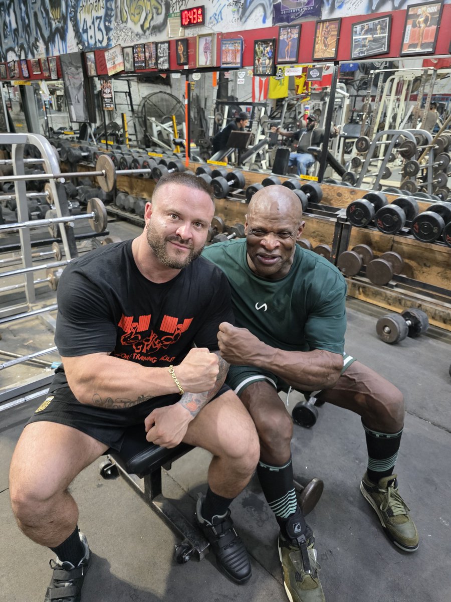 ElPatovicaDeAfa's tweet photo. Gran dia. Conocí a Ronnie Coleman, me contó que es GRAN fan de Messi y me grabó un video para el. Gran día en Arlington, Texas. https://t.co/UJsvoUXyus