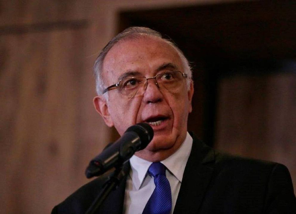 CanalAntigua's tweet photo. 🚨La Procuraduría General de Colombia abrió una indagación preliminar contra cuatro exfuncionarios del gobierno del expresidente Gustavo Petro por su presunta participación en negociaciones con el Clan del Golfo.

La investigación alcanza al exministro de Defensa, Iván Velásquez, al ex comisionado de Paz, Danilo Rueda, al exdirector del DAPRE, Jorge Lemus y a Ricardo Rey Rosanía.

El caso surge tras la divulgación de unos audios en los que, presuntamente, se ofrecen beneficios al grupo criminal a cambio de suspender la ofensiva militar y facilitar la salida de integrantes de la fuerza pública de zonas bajo su influencia. La Procuraduría busca establecer si existieron irregularidades en esas actuaciones.

#IvánVelásquez #Colombia #Investigación #Exfuncionarios
