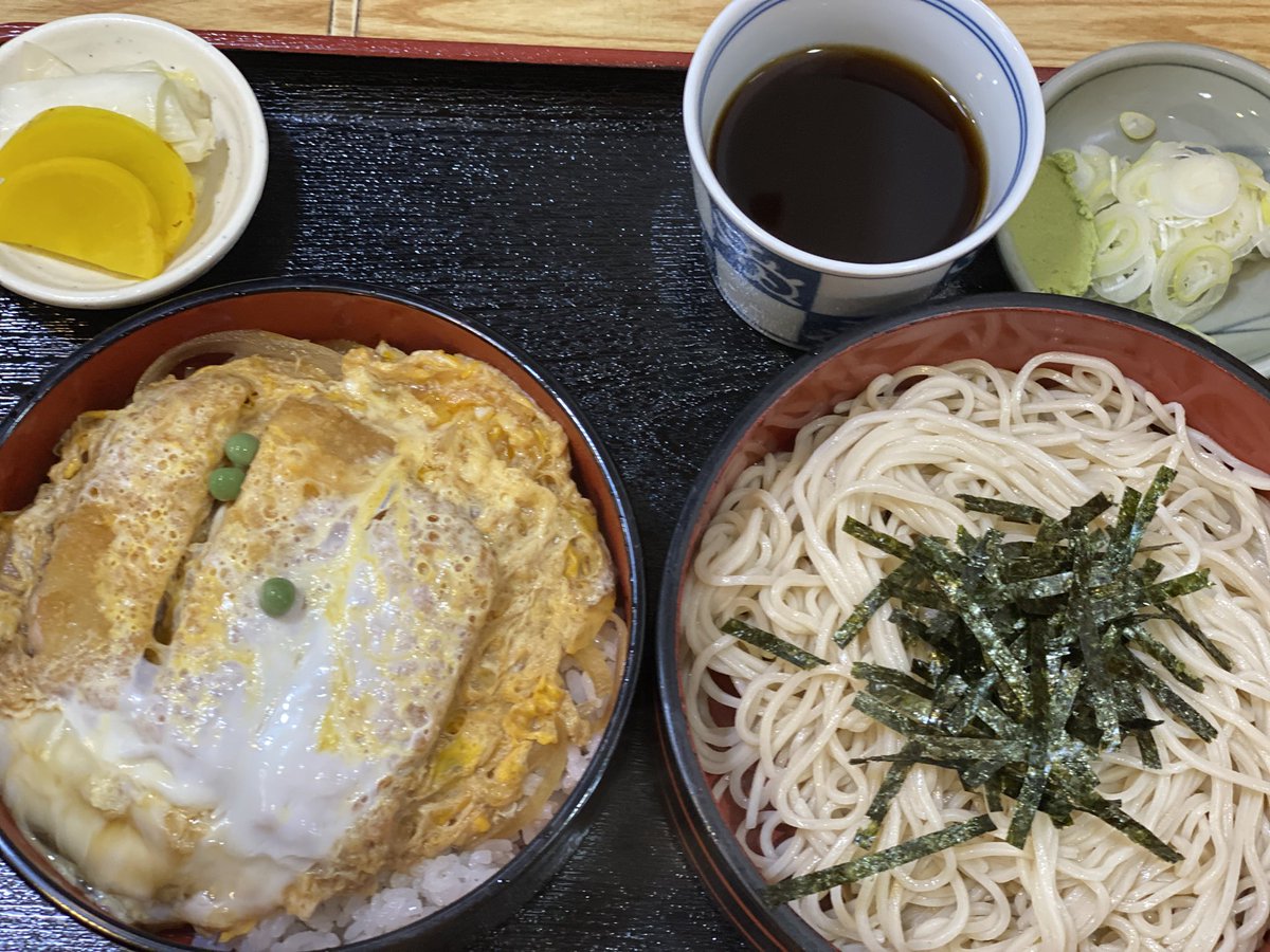 no_inngurissyu's tweet photo. オモコロ出版が出ます！！！！！！
そんで9月に本を読む本の新しいの出ます！！！！！
お昼のカツ丼とおそば美味しかったです！！！！！！

みなさん応援よろしくお願いします！！！！ https://t.co/u5u2Q1jW25