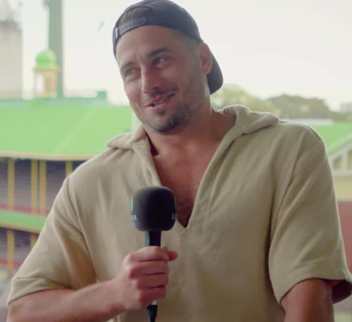 worshipVK's tweet photo. Marcus stoinis on his famous chest push with Virat Kohli 👀

"We're gym mates. We used to train together a lot and deadlift challenges were our thing. I would pull 200 kg and Kohli would always try to match me. The best he managed was 150. Every day, he would come back trying to beat me. (laughs)

One day, I was exhausted. I couldn't lift more than 140, while he pulled 160. From that day on, I had to call him "Hulk" and he keeps pushing me to remind that he is stronger. Everything with him is fun and competitive." 🤣🤍