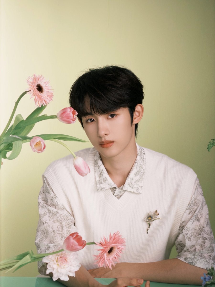 WayV_Airlines's tweet photo. WINWIN Studio Weibo Update

Floral shadows set the scene, serene and understated. Bathed in soft light, WINWIN becomes a landscape of his own in a moment of quiet ease.

🔗 https://t.co/Zle2kAk1ic

#WINWINxREDCHAMBER
#WINWIN #董思成 #DongSicheng https://t.co/gF5w5DhL5K