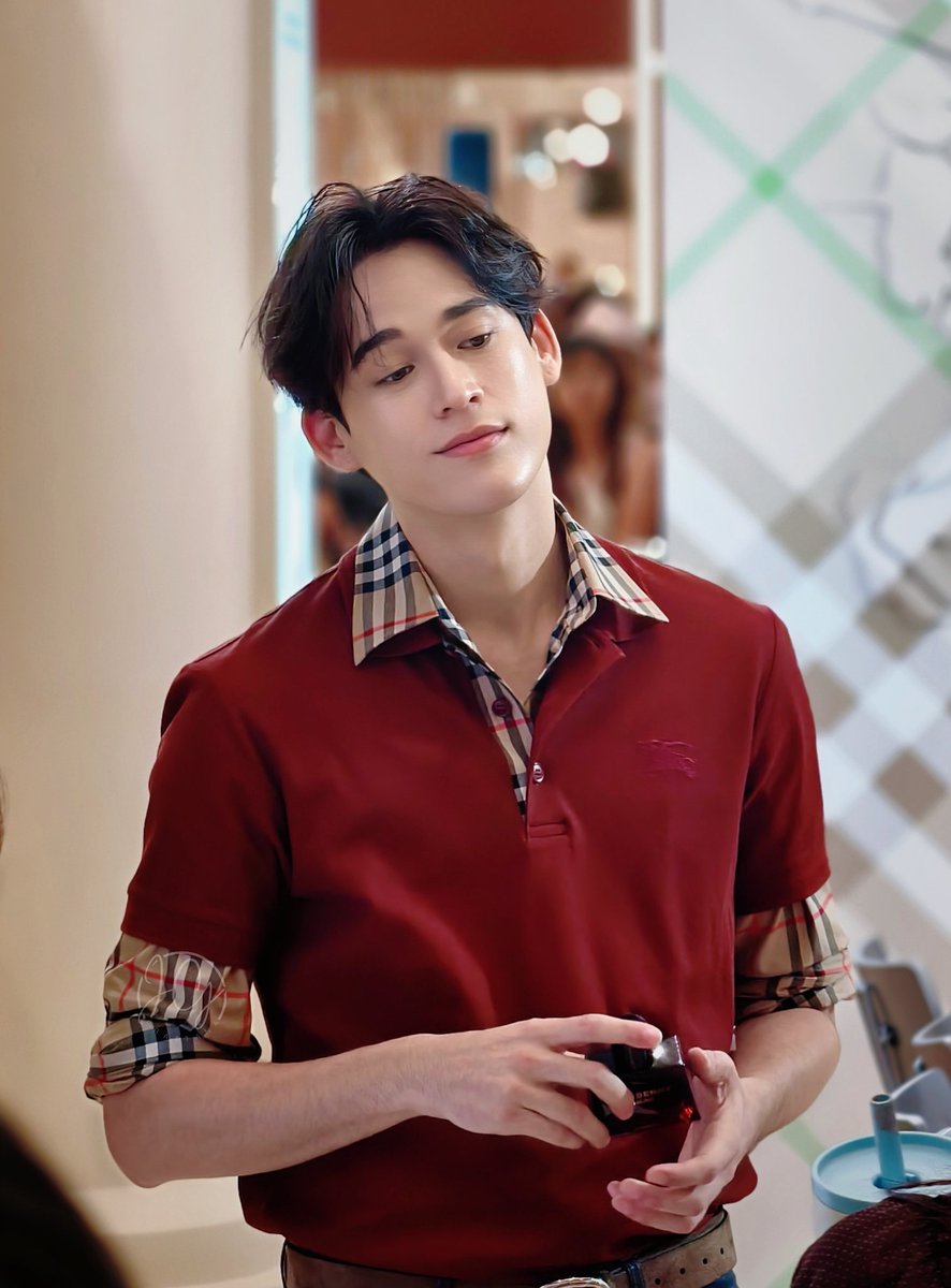 prattana_JG's tweet photo. ผู้ดีอังกฤษสุดๆ เซ็นต์เป็น Friends of ได้เลยครับพี่ เหมาะสมมาก 

GAWIN AT BURBERRY BEAUTY 

#BurberryBeautyXGawin
#GawinCaskey https://t.co/SoF8cQJxER