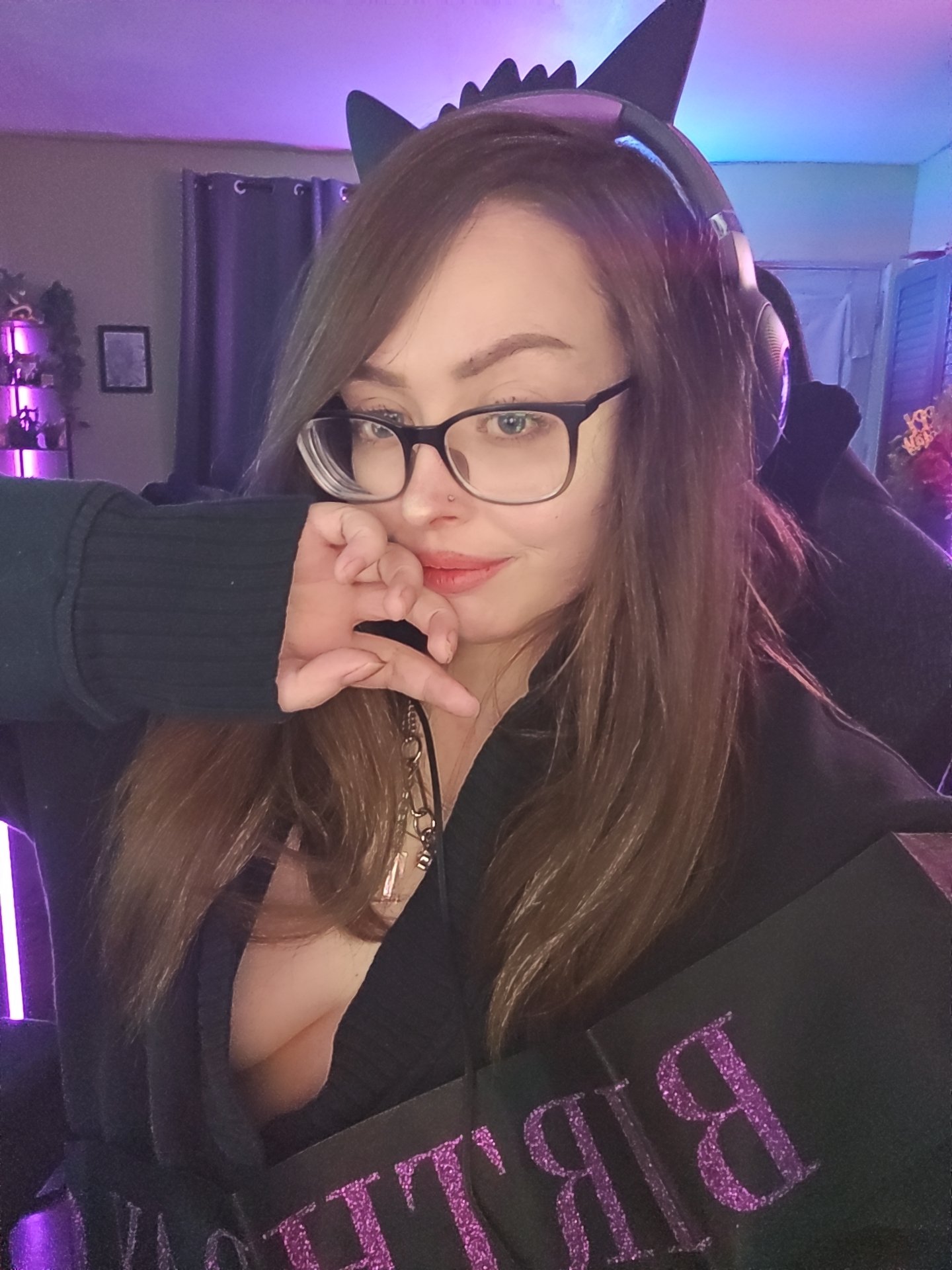 1 pic. Turned 32 today, come hang with meeee, streaming pokemon 💜 https://t.co/VCsVdp21S8