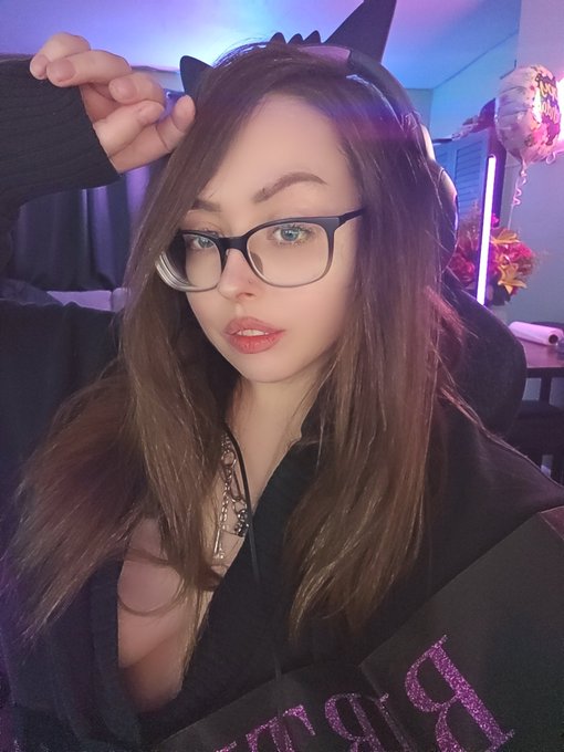 Rey 🐉 - 2 pic. Turned 32 today, come hang with meeee, streaming pokemon 💜 https://t.co/VCsVdp21S8