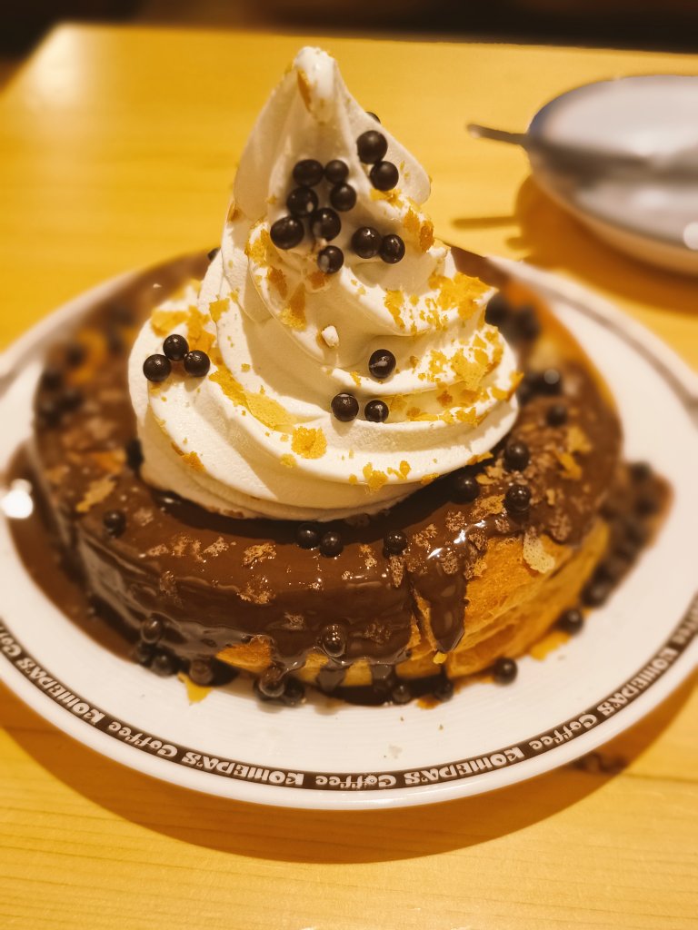crow_11111's tweet photo. 誕生日なので初めてコメダで優雅にランチしに来た…筈だったけど、あみ焼きチキンホットサンド一皿食べた後にシロノワール来て、ジェリコまで頼んじゃってたから明日の分までご飯食べた気持ち🧁
これが洗礼ってヤツか…… https://t.co/CIHoHVJdnb