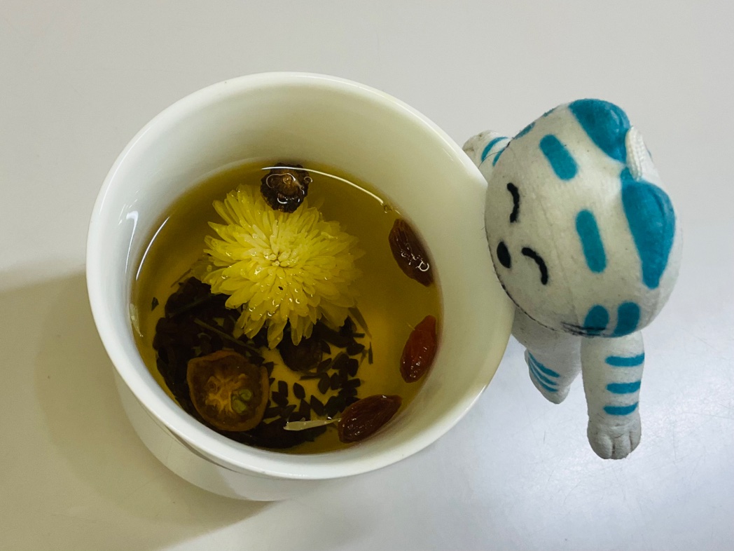 chaochao43's tweet photo. 昨日の晩、食べすぎたせいか胃がもたれる感じがするので胃によさそうないただきもののお茶を飲むことにしました👍

ゆっくり休めるにゃご😸

#うちのとらねこたいしょう https://t.co/9i0kCjB4rx