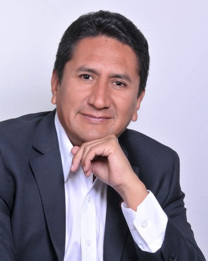 vladimir_cerron's tweet photo. Al recibir sus credenciales los senadores y diputados de JP, convalidan su oportunismo y la validez de las elecciones, dejando a Sánchez en el ostracismo. https://t.co/p3V8TPTqsv