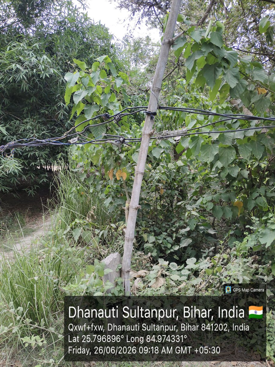 Dr_KD_MS's tweet photo. @SEVA_NBPDCL @BiharEnergy @EnergyBihar Please install a pole here; otherwise, a serious accident could occur. The power lines are supported by bamboo poles and Another pole in the same line is also damaged. https://t.co/ILXb3nZTem