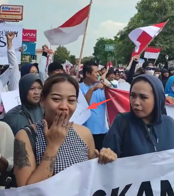 karirfess's tweet photo. salfok banget sama demo dukung MBG di Pati..

ini yg demo mahasiswa atau mahasewa? https://t.co/rbzVrrme8a