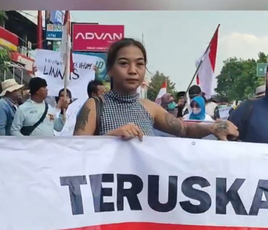 karirfess's tweet photo. salfok banget sama demo dukung MBG di Pati..

ini yg demo mahasiswa atau mahasewa? https://t.co/rbzVrrme8a