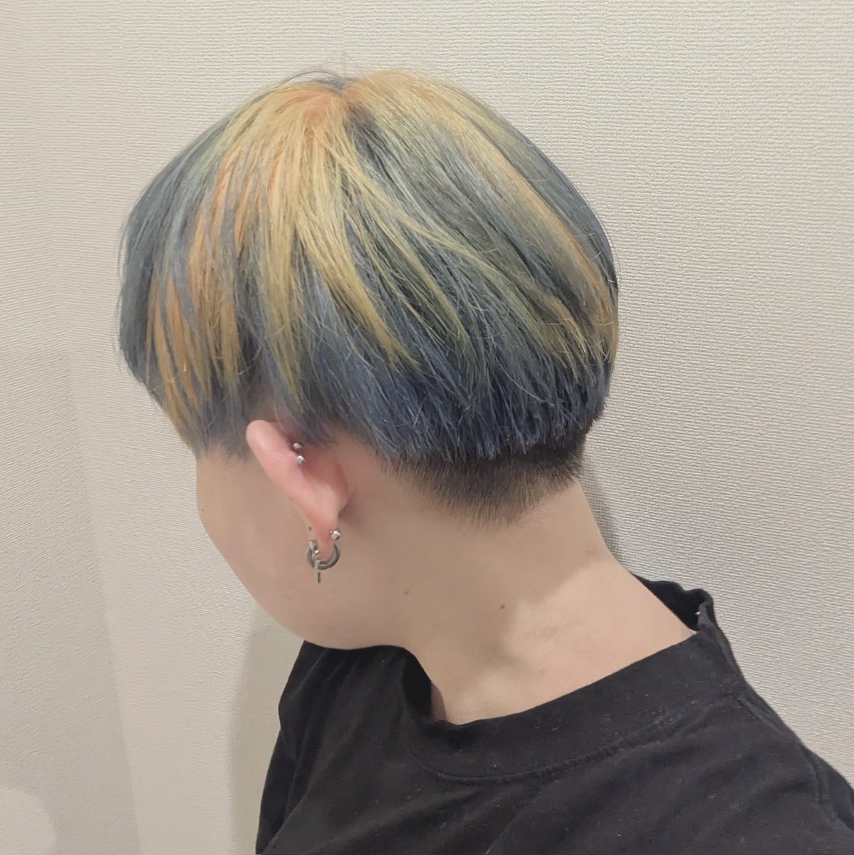 moa_ch_'s tweet photo. 先週末髪染めた💙🧡
もう色落ちして今はこの色はない。金と銀になってしまった。 https://t.co/ybIpuaTg7P