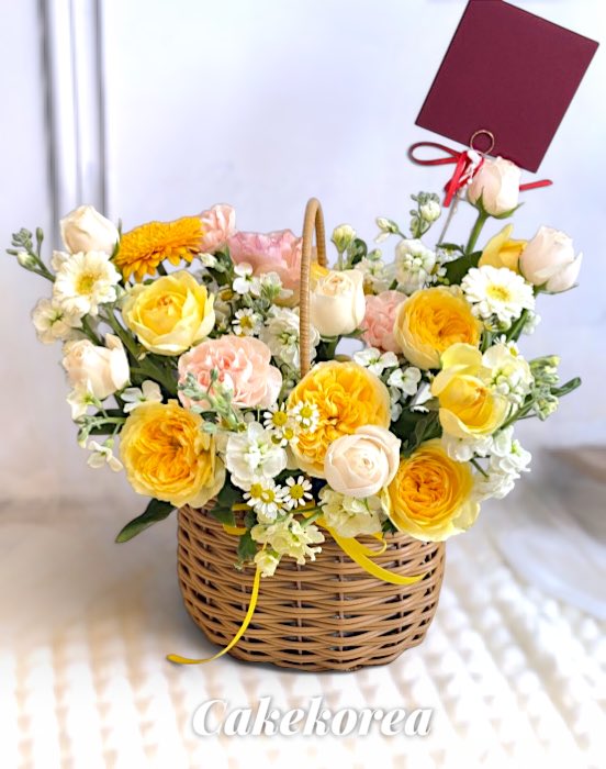cakekorea's tweet photo. 本日は俳優이서진(イ・ソジン)さんにお届けした生花アレンジメントをご紹介いたします。活動現場への応援用の贈り物のため、持ち運びに便利な花カゴとして…

製作事例☞  https://t.co/QH3R56Xmru
お問合せLINE☞https://t.co/yT0ihSwDbx https://t.co/hm1hTBYvT1