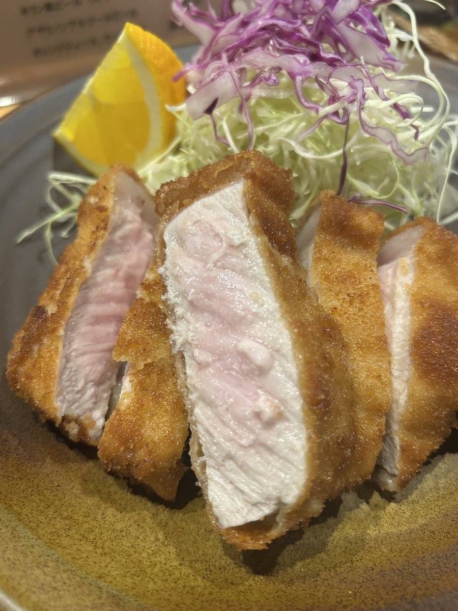 muraken1969's tweet photo. #とんき #広島市 #とんかつ

特選ロースカツ定食です

恥ずかしながら、広島初とんかつです😅
特選の名に恥じない厚めのビジュアル
薄めの衣に脂身の甘さがいいですね！
上品な豚汁が秀逸でごはんも漬物も美味しい😋
バランスのいい定食です

日本全国美味しいとんかつはまだまだありますねー https://t.co/x23pevZMWc
