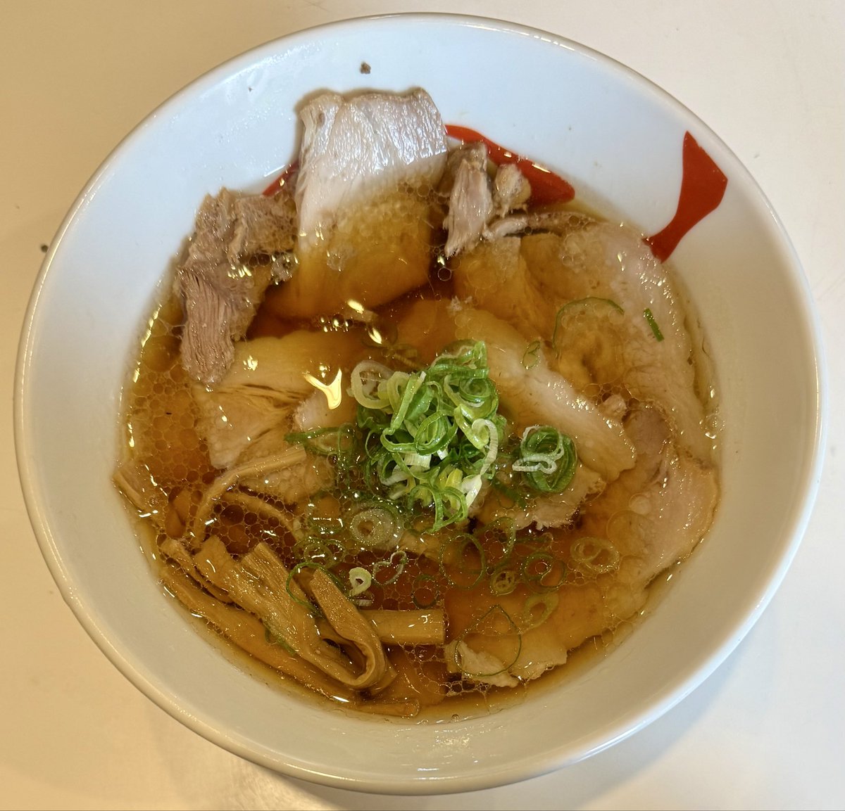 himadog's tweet photo. 昼ラーの燵家製麺さん🍜

たっちゃんラーメン

お久しぶりの燵家さんでちゃん系🍜

豚さんの旨味と甘味を感じるスープに口当たりの自家製麺😀

うんまい👍 https://t.co/TOrtOs7rsR