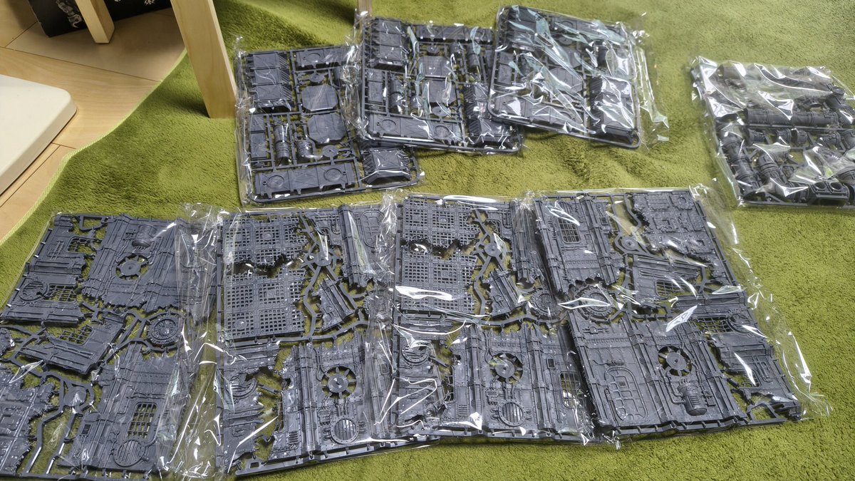 Rman_RoR's tweet photo. ４０ｋのチャプターアプルーブドを遊ぶための廃墟テレイン、全然足りない。これは困った。案外廃棄は持ってないんだなぁ。
週刊ウォーハンマーインペリウムの山積みされた段ボールの中からこれだけ出てきたから、全部作れば何とか足りるかな？ https://t.co/TWkwY4fkkz