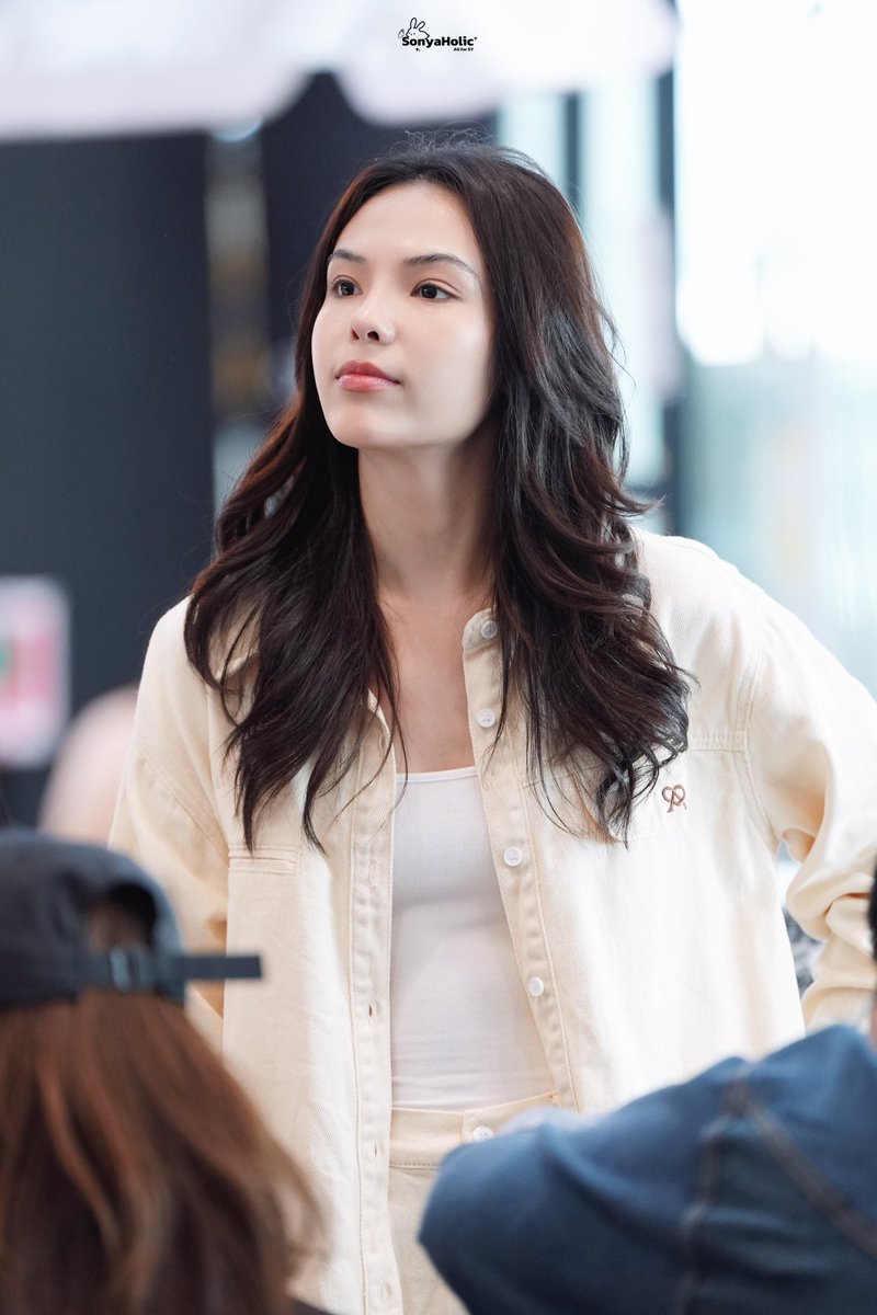 SonyaHolic_CN's tweet photo. Wonder what's on the mind of our cutest baby-faced bunny? 🤔🐰

#SonyaSaranphat #ซอนญ่าศรัณย์ภัทร์ #LMSY https://t.co/TAzxiIkwQG