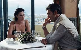 merlinpapin3's tweet photo. #DéfiCinéClassique2026 Juin 2026 (ESPIONS) Vu le Film #AgentsSecrets de Frédéric Schoendoerffer (2004) avec Vincent Cassel Monica Bellucci Charles Berling André Dussolier Bruno Todeschni Sergio Peris-Mencheta Eric Savin Serge Avedikian Gabriele Lazure Jo Prestia
Agents secrets met en scène un groupe d'agents de terrain de la direction générale de la Sécurité extérieure (DGSE), avant, pendant, et après une mission au Maroc. L'un des agents, Lisa (Monica Bellucci), est piégée par le service et se retrouve derrière les barreaux pour accomplir, au sein de la prison, une mission contre son gré. Échappant au contrôle du service qui tente de le faire taire, l'ami de Lisa, Brisseau (Vincent Cassel), comprend que les deux missions sont liées entre elles pour des raisons politiques et financières.
Toujours difficile de passer derrière la carrière d’un très grand cinéaste du chaos comme Pierre Schoendoerffer. Même si l’univers n’est pas le même que celui de son père, Frédéric Schoendoerffer semble avoir du mal à se défaire totalement de cet héritage encombrant.
Avec Agents Secrets, il ambitionne pourtant de plonger le spectateur dans les arcanes de la DGSE, là où les opérations clandestines se décident dans l’ombre et où les conséquences dépassent souvent les plans les mieux établis.
L’histoire suit deux missions parallèles menées par les services français. D’un côté, Georges Brisseau, interprété par Vincent Cassel, agent de terrain rompu aux opérations délicates. De l’autre, Lisa, jouée par Monica Bellucci, engagée dans le même engrenage secret. Autour d’eux gravite une galerie d’agents et de responsables incarnés notamment par André Dussollier, Charles Berling, Bruno Todeschini, Éric Savin et Simon Abkarian, tous beaucoup plus crédibles dans leurs fonctions que le tandem vedette. Car c’est bien là que le bât blesse. Georges Brisseau se la joue gros baroudeur, et évidemment il finira dans les bras de Lisa.
Pourquoi hein, pourquoi ? Cette romance imposée apparaît comme une évidence de scénario plutôt que comme une évolution naturelle des personnages. C’est d’autant plus frustrant que tous les autres agents semblent parfaitement dans leurs baskets. Eux donnent l’impression d’appartenir réellement à cet univers de manipulations, de mensonges et d’opérations spéciales.
Le couple principal, lui, reste constamment à côté de la plaque.Le film évoque inévitablement l’ombre de l’Affaire du Rainbow Warrior. On croit d’abord que Schoendoerffer va s’en inspirer pour explorer les zones grises des services secrets français. Mais très vite, le récit s’en éloigne et préfère emprunter des chemins beaucoup plus balisés.
Le résultat ressemble davantage à un thriller d’espionnage formaté qu’à une véritable plongée dans les mécanismes du renseignement.Pourtant, il y avait matière à faire voyager le spectateur. Entre le Maroc, l’Espagne et la France, le film multiplie les décors et les changements d’ambiance. Sur le papier, cela promettait une aventure internationale pleine de tension.
Dans les faits, ces déplacements donnent surtout l’impression de cocher des cases. Une mission à l’étranger ? Coche. Des agents infiltrés ? Coche. Des trahisons ? Coche. Une romance obligatoire ? Double coche.
Et c’est précisément ce qui finit par plomber l’ensemble. Le film manque cruellement de rythme et de pêche. Chaque séquence semble avancer avec le frein à main serré.
Là où l’espionnage devrait créer du suspense, de la paranoïa et de l’incertitude, Agents Secrets accumule les clichés les plus attendus. Les enjeux paraissent artificiels, les rebondissements téléphonés et les situations rarement surprenantes.On sent que Schoendoerffer cherche à fabriquer un grand thriller à la française, sérieux, international et ambitieux. Mais à force de vouloir satisfaire les attentes des producteurs, il oublie peut-être d’embarquer le public.
Tout paraît appliqué, professionnel même, mais jamais véritablement vivant. Le film avance comme une mission administrative alors qu’il devrait fonctionner comme une opération clandestine sous haute tension.
C’est d’autant plus regrettable que le casting secondaire tient remarquablement la route. Dussollier, Berling, Todeschini, Savin et Abkarian apportent une crédibilité qui manque souvent au duo central. Eux semblent appartenir à cet univers opaque où chaque regard cache une information et chaque silence un secret.
Au final, Agents Secrets est un thriller d’espionnage qui promet les coulisses de la DGSE mais ne livre qu’une version très sage et très convenue de cet univers fascinant.
Lent, raté par moments, encombré de clichés complètement stupides, il donne l’impression que tout le monde a été invité à la fête... sauf le spectateur. Des agents pas si secrets, donc, mais surtout un film qui ne parvient jamais à révéler ce qu’il cache derrière sa façade d’espionnage international.
❤️si vous aimez