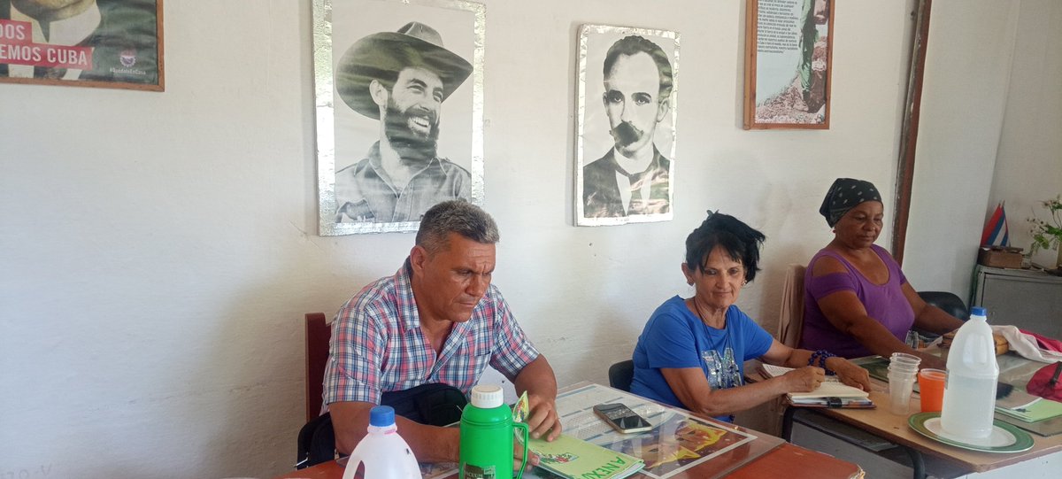 DirectorDe80557's tweet photo. Desarrollamos reunión con los directores de instalaciones del Consejo Popular Enrique Varona donde puntualizamos las principales tareas para el cierre del curso escolar
 #Chambas https://t.co/LRguLLPli9