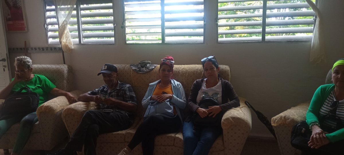DirectorDe80557's tweet photo. Desarrollamos reunión con los directores de instalaciones del Consejo Popular Enrique Varona donde puntualizamos las principales tareas para el cierre del curso escolar
 #Chambas https://t.co/LRguLLPli9