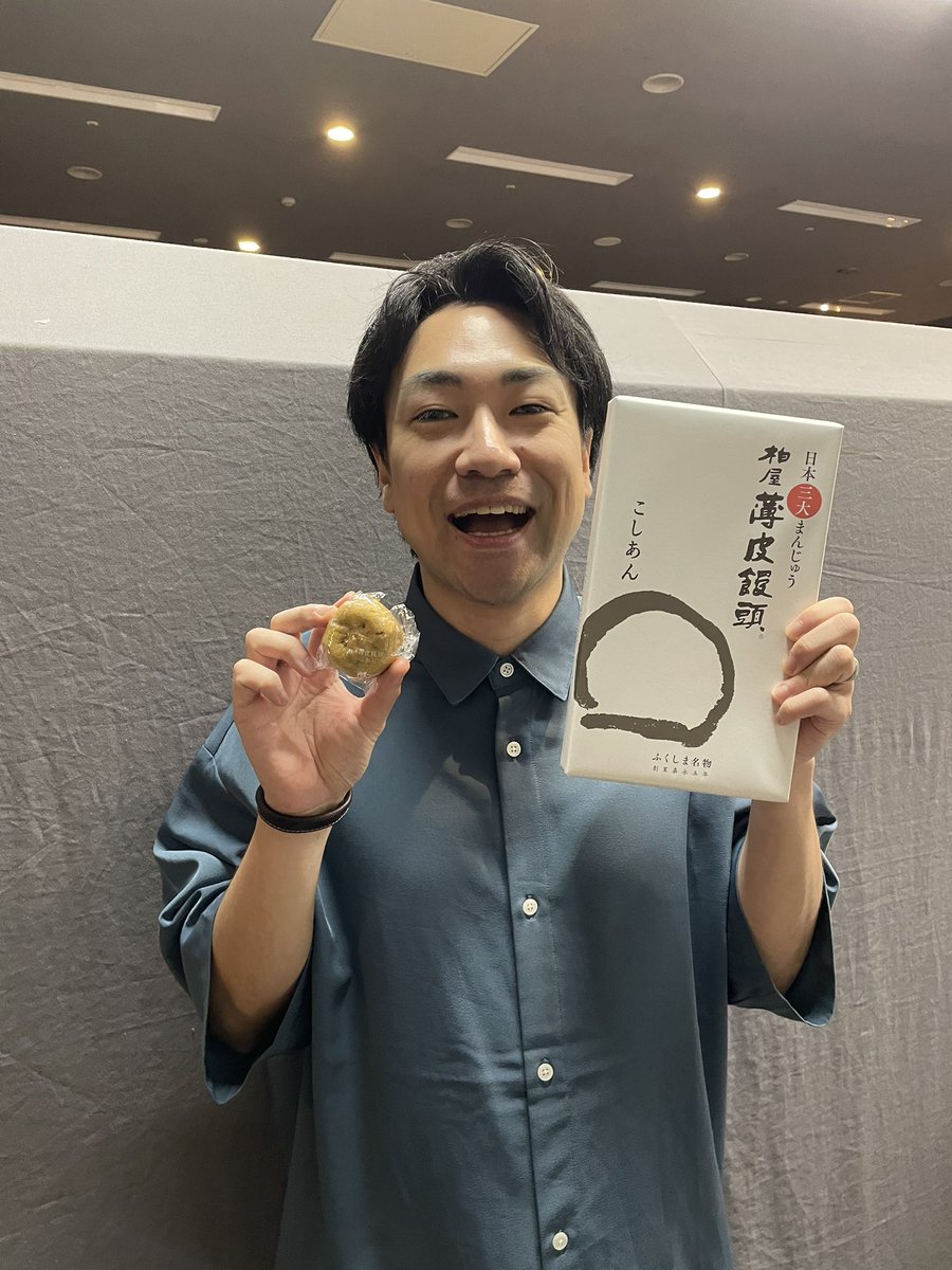 NOLINE_Swan's tweet photo. 朗読劇「#すっぴん2026」
栃木県総合文化センターサブホールで
本日19:00〜初日✨

物語にも登場する柏屋さん！
薄皮饅頭は、極薄の皮になめらかなあんこがびっしり🫘とても上品✨

私は、こしあん派です♪ https://t.co/YH0dF5bimU