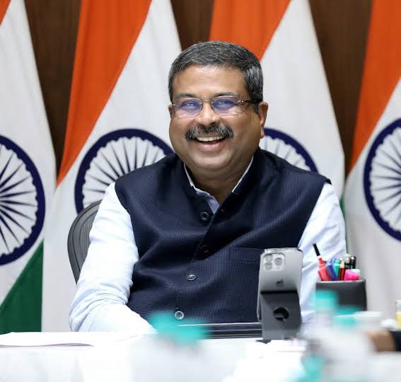 devnanimahesh's tweet photo. माननीय केन्द्रीय शिक्षा, कौशल विकास और उद्यमिता मंत्री श्री धर्मेन्द्र प्रधान जी को जन्मदिवस की हार्दिक बधाई एवं शुभकामनाएं।

 प्रभु श्रीराम जी से आपके उत्तम स्वास्थ्य, दीर्घायु और सतत राष्ट्रसेवा की कामना करता हूँ। 

@dpradhanbjp https://t.co/oToQ5zhtmh