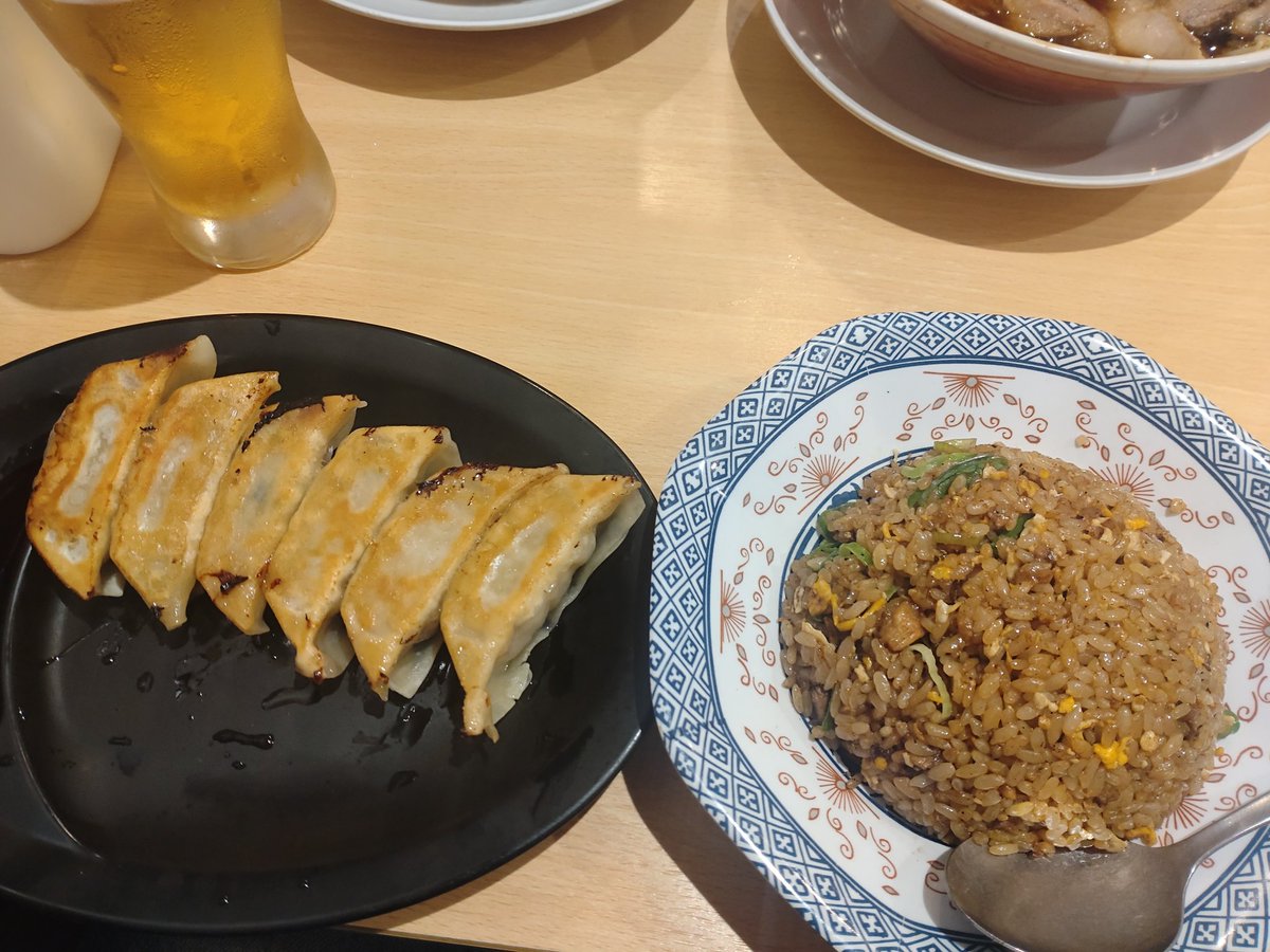 lapis2626's tweet photo. お昼ご飯は新福菜館さんでラーメン、焼飯、餃子、ビールのフルコース😋 https://t.co/cA1YYFxVhx